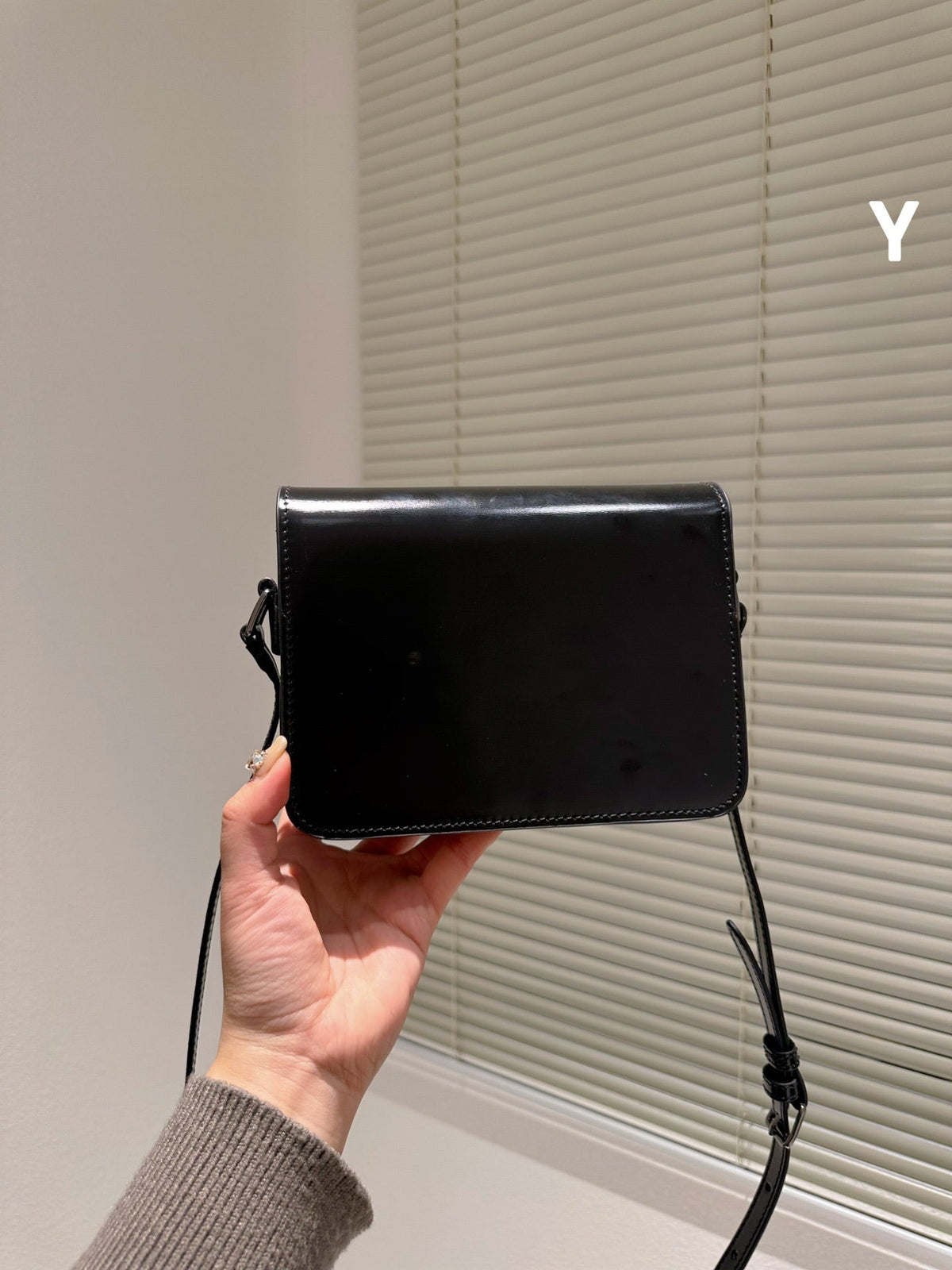 Premium feeling leather underarm bag