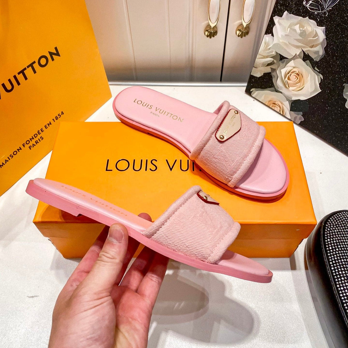 LOU* 25 Flats