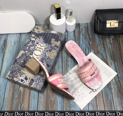 DIO* Chunky Embroidered Slippers